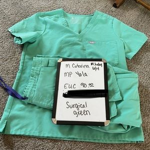 Medium petite figs scrub set